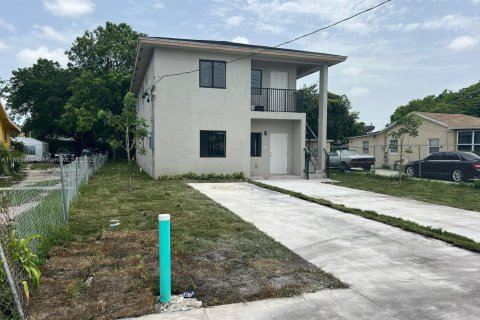 Villa ou maison à louer à Miami, Floride: 10 chambres, 279.82 m2 № 1945682 - photo 1