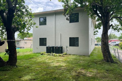 Villa ou maison à louer à Miami, Floride: 10 chambres, 279.82 m2 № 1945682 - photo 3