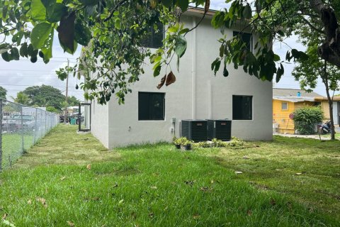 Villa ou maison à louer à Miami, Floride: 10 chambres, 279.82 m2 № 1945682 - photo 4