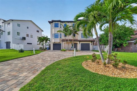 Casa en venta en Treasure Island, Florida, 4 dormitorios, 416.85 m2 № 2127144 - foto 2