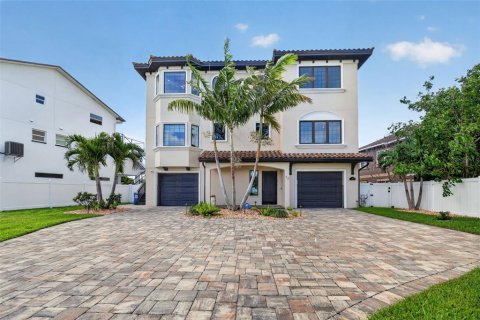 House in Treasure Island, Florida 4 bedrooms, 416.85 sq.m. № 2127144