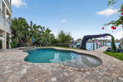 Casa en venta en Treasure Island, Florida, 4 dormitorios, 416.85 m2 № 2127144 - foto 9