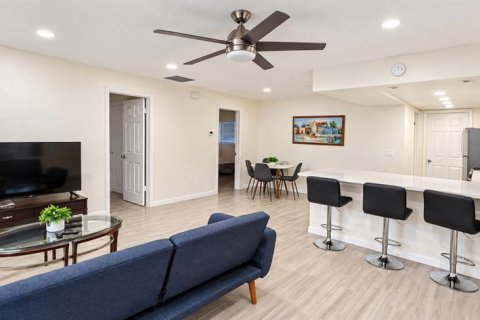 Immobilier commercial à vendre à Saint Petersburg, Floride: 4 chambres, 194.26 m2 № 2415349 - photo 3
