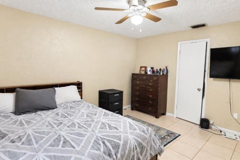 Immobilier commercial à vendre à Saint Petersburg, Floride: 4 chambres, 194.26 m2 № 2415349 - photo 19