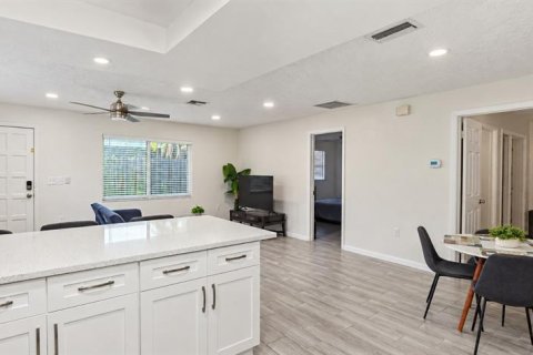 Immobilier commercial à vendre à Saint Petersburg, Floride: 4 chambres, 194.26 m2 № 2415349 - photo 4