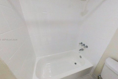 Copropriété à louer à Miami, Floride: 2 chambres, 86.4 m2 № 2023535 - photo 16