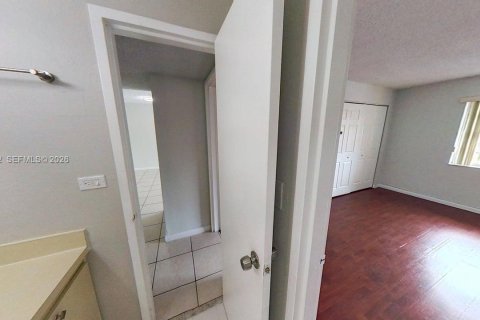 Copropriété à louer à Miami, Floride: 2 chambres, 86.4 m2 № 2023535 - photo 17