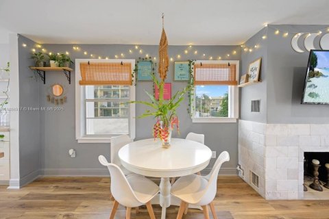 Condo in Hollywood, Florida, 2 bedrooms  № 2021200 - photo 10