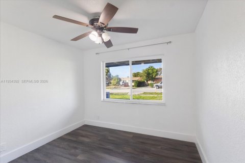 Commercial property in North Lauderdale, Florida № 2009766 - photo 11