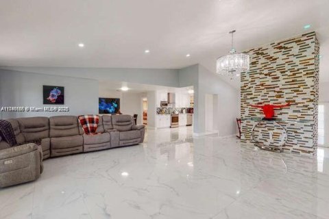 Villa ou maison à louer à Homestead, Floride: 7 chambres, 265.24 m2 № 1896872 - photo 5