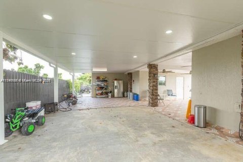 Villa ou maison à louer à Homestead, Floride: 7 chambres, 265.24 m2 № 1896872 - photo 21