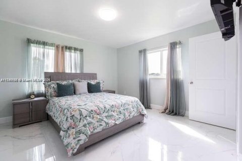 Villa ou maison à louer à Homestead, Floride: 7 chambres, 265.24 m2 № 1896872 - photo 18