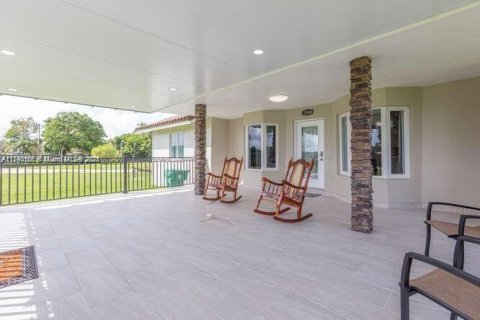 Villa ou maison à louer à Homestead, Floride: 7 chambres, 265.24 m2 № 1896872 - photo 2