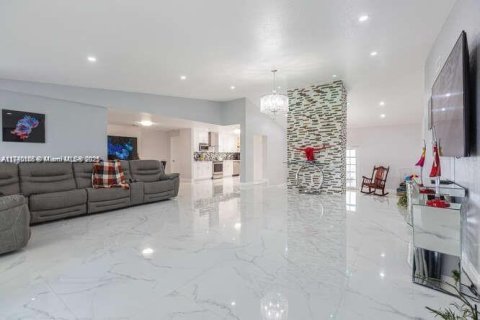 Villa ou maison à louer à Homestead, Floride: 7 chambres, 265.24 m2 № 1896872 - photo 7