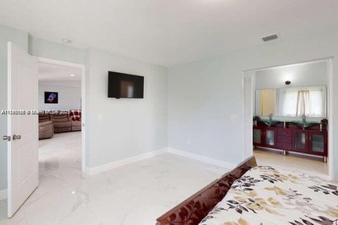 Villa ou maison à louer à Homestead, Floride: 7 chambres, 265.24 m2 № 1896872 - photo 15