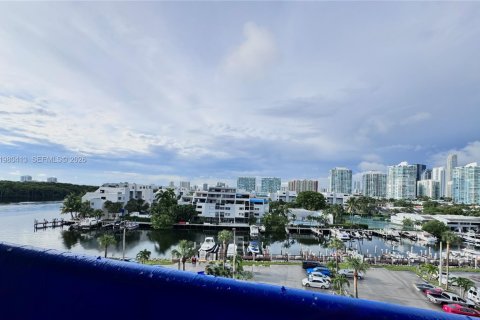 Copropriété à louer à Sunny Isles Beach, Floride: 2 chambres, 101.64 m2 № 2079931 - photo 17
