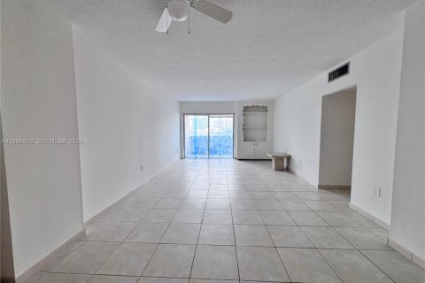 Copropriété à louer à Sunny Isles Beach, Floride: 2 chambres, 101.64 m2 № 2079931 - photo 3