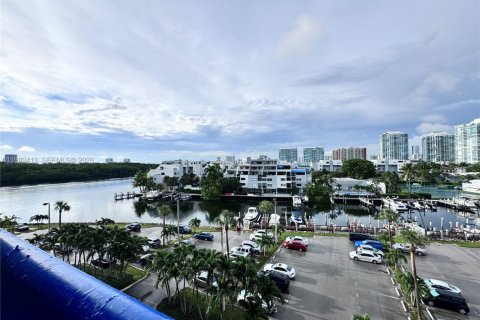 Copropriété à louer à Sunny Isles Beach, Floride: 2 chambres, 101.64 m2 № 2079931 - photo 2