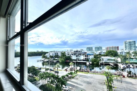 Copropriété à louer à Sunny Isles Beach, Floride: 2 chambres, 101.64 m2 № 2079931 - photo 14