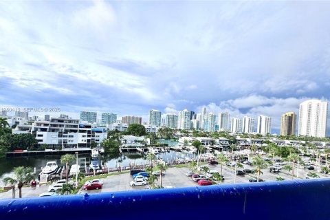 Copropriété à louer à Sunny Isles Beach, Floride: 2 chambres, 101.64 m2 № 2079931 - photo 4