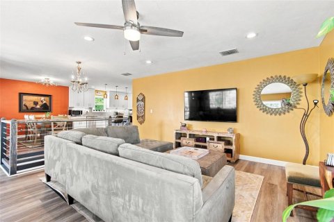 House in Palm Harbor, Florida 3 bedrooms, 149.57 sq.m. № 2355766 - photo 8