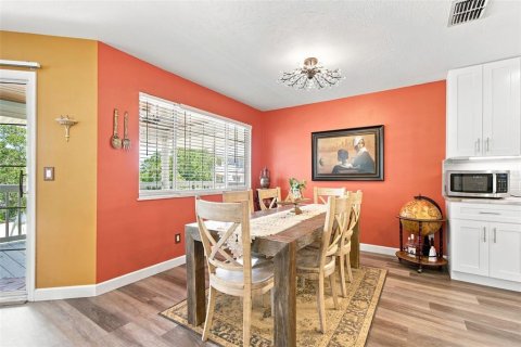House in Palm Harbor, Florida 3 bedrooms, 149.57 sq.m. № 2355766 - photo 9