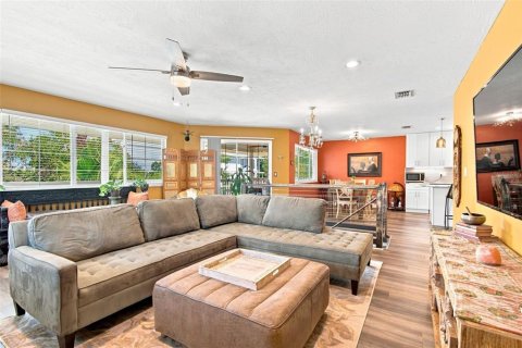 House in Palm Harbor, Florida 3 bedrooms, 149.57 sq.m. № 2355766 - photo 5