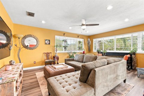 House in Palm Harbor, Florida 3 bedrooms, 149.57 sq.m. № 2355766 - photo 7