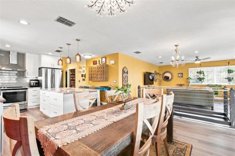 House in Palm Harbor, Florida 3 bedrooms, 149.57 sq.m. № 2355766 - photo 18