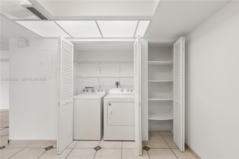 Copropriété à vendre à Miami, Floride: 2 chambres, 124.49 m2 № 2269315 - photo 27