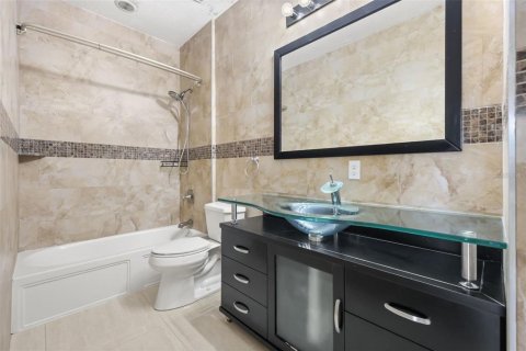 House in Orlando, Florida 5 bedrooms, 459.59 sq.m. № 2236866 - photo 22