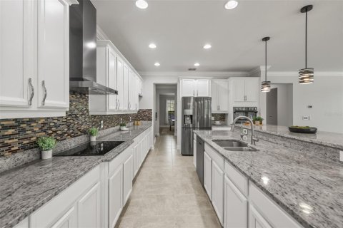 House in Orlando, Florida 5 bedrooms, 459.59 sq.m. № 2236866 - photo 10