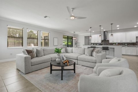 House in Orlando, Florida 5 bedrooms, 459.59 sq.m. № 2236866 - photo 3