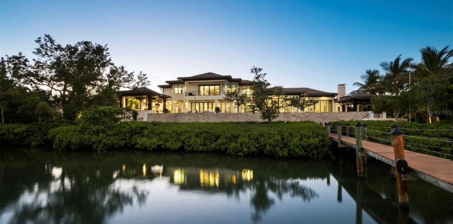 House in Sarasota, Florida 4 bedrooms, 756.04 sq.m. № 2266582