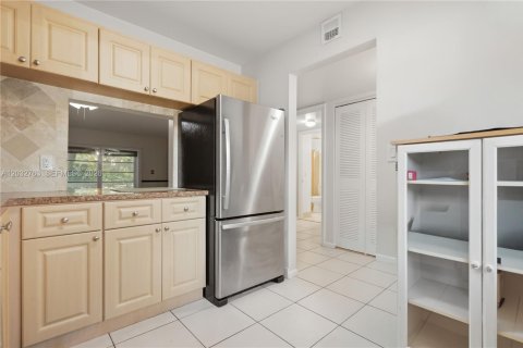 Купить кондоминиум в Маргит, Флорида 2 спальни, 91.97м2, № 2085434 - фото 4