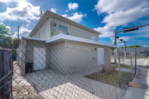 Commercial property in Miami, Florida № 1758963 - photo 3