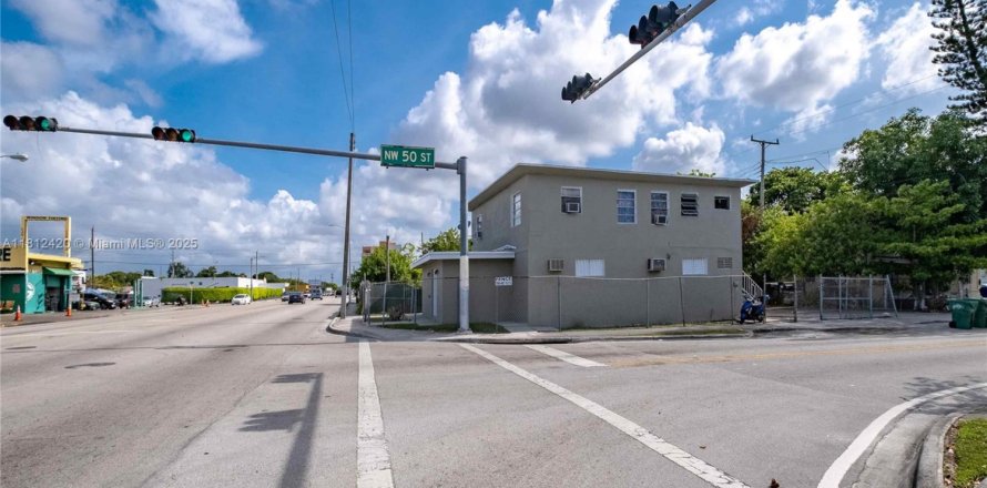 Commercial property in Miami, Florida № 1758963