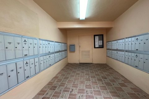 Condo in Miami, Florida, 2 bedrooms  № 1994103 - photo 17