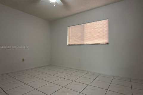 Condo in Miami, Florida, 2 bedrooms  № 1994103 - photo 12