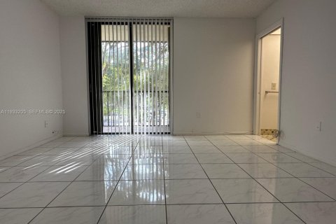 Condo in Miami, Florida, 2 bedrooms  № 1994103 - photo 5