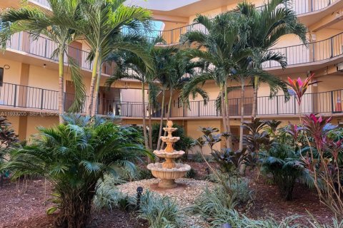 Condo in Miami, Florida, 2 bedrooms  № 1994103 - photo 1