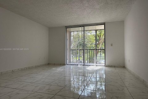 Condo in Miami, Florida, 2 bedrooms  № 1994103 - photo 8
