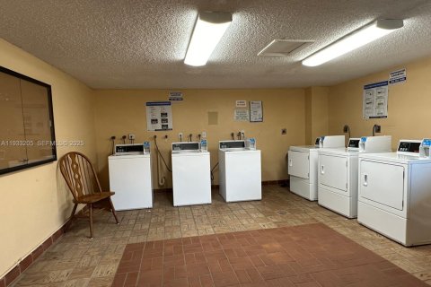 Condo in Miami, Florida, 2 bedrooms  № 1994103 - photo 18