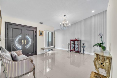 House in Miami, Florida 4 bedrooms, 130.81 sq.m. № 1692648 - photo 6
