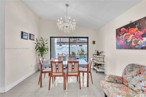 House in Miami, Florida 4 bedrooms, 130.81 sq.m. № 1692648 - photo 23