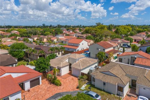 House in Miami, Florida 4 bedrooms, 130.81 sq.m. № 1692648 - photo 4
