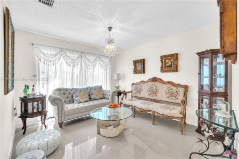 House in Miami, Florida 4 bedrooms, 130.81 sq.m. № 1692648 - photo 13