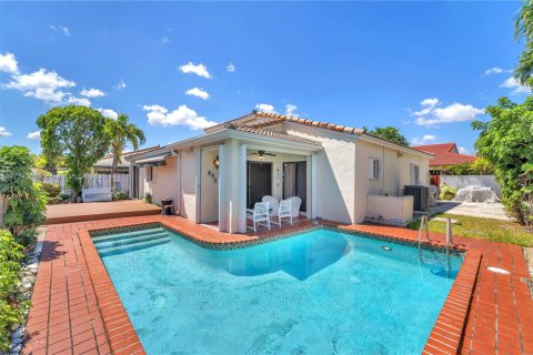 House in Miami, Florida 4 bedrooms, 130.81 sq.m. № 1692648 - photo 2