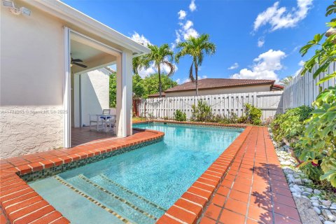 House in Miami, Florida 4 bedrooms, 130.81 sq.m. № 1692648 - photo 1