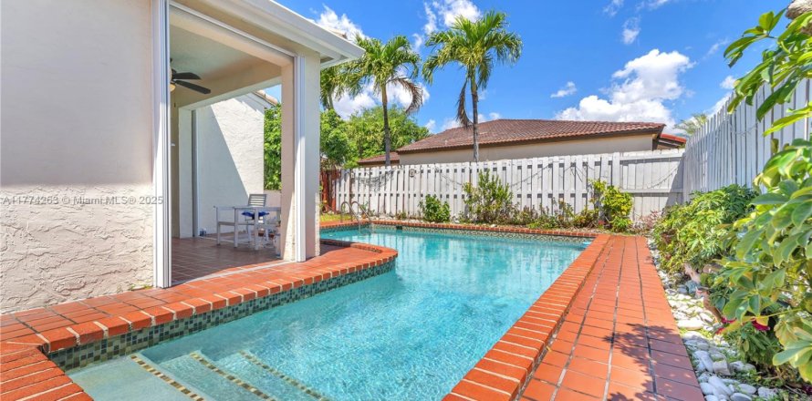 House in Miami, Florida 4 bedrooms, 130.81 sq.m. № 1692648
